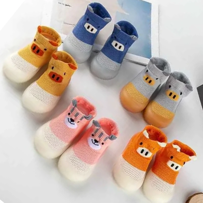 منتج جديد جوارب شبكية قابلة للتنفس أحذية أطفال ناعمة نعل داخلي مضاد للانزلاق أحذية أطفال صغار على طراز الرسوم المتحركة أحذية جوارب خنزير لطيفة #1