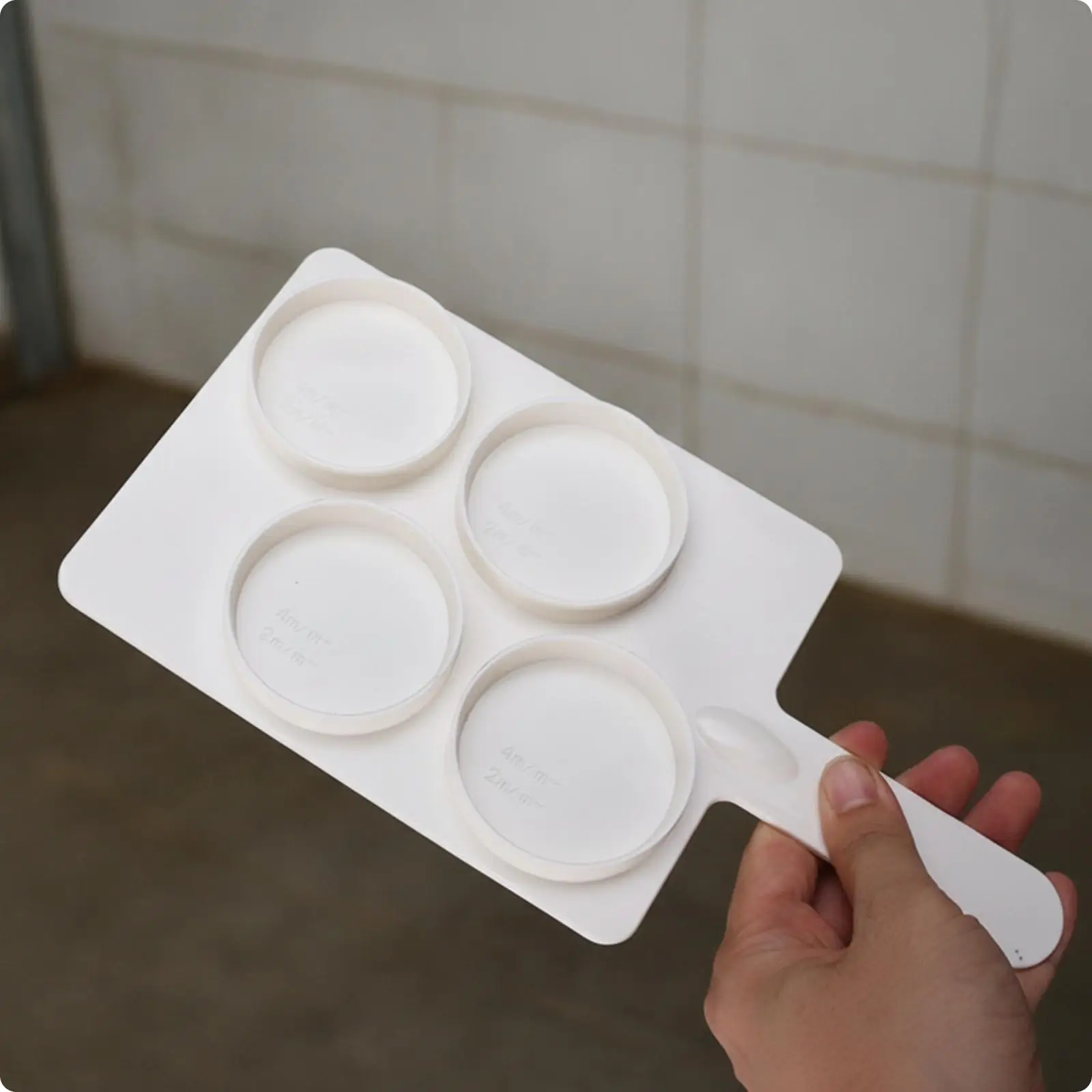 Livestock Mastitis Screening Plate for Cow Milk Analysis with Built in Handle for Farm Veterinary Use