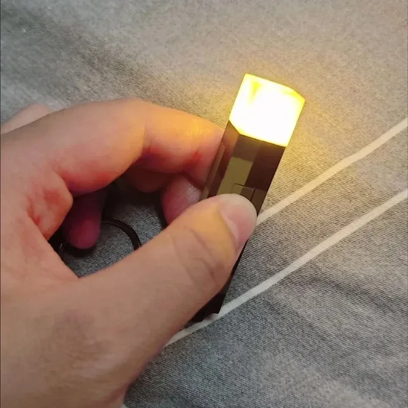 MC Game Mini Torch مصباح يدوي LED ضوء المدمج في نوع البطارية الشعلة المفاتيح على ظهره قلادة هدية مصغرة زينة زخرفية