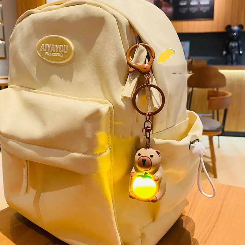 Lindo llavero de capibara, juguete de anime que brilla en la oscuridad, simulación kawaii de capibara, mini muñeco, colgante para mochila, accesorio para bolso.