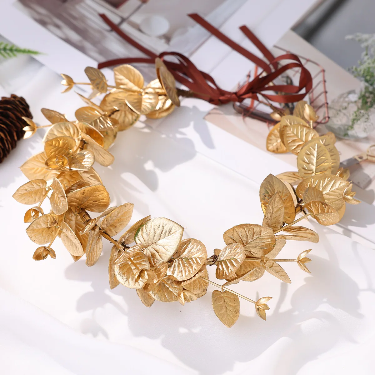Mahkota Bunga Daun Emas Buatan Tangan dengan Pita Sutra Panjang untuk Hiasan Kepala Kostum Pesta Natal Wanita