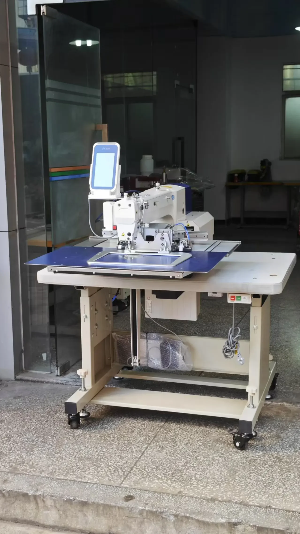 Macchina da cucire industriale con funzionamento computerizzato elettrico con componente motore con nucleo automatico a letto cilindrico