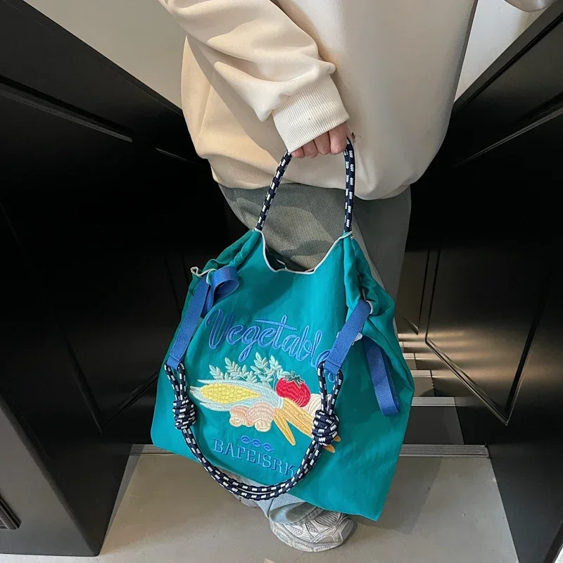 

Однотонные повседневные изысканные сумки на плечо с вышивкой для женщин, 2025 г., высококачественные портативные индивидуальные сумки-тоут для покупок с овощами