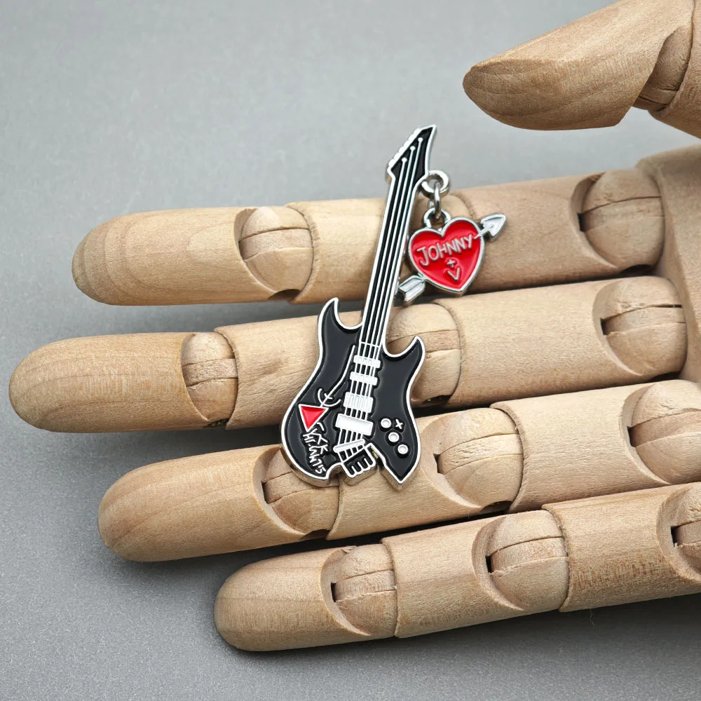 Johnny Rock Gitarren-Anstecknadel mit Emaille-Verzierung, Herz- und Pfeil-Design, Metall-Brosche, Punk-Musik-Fan-Sammlerstück, Revers- und Rucksack-Dekoration, Geschenk – Detail 7