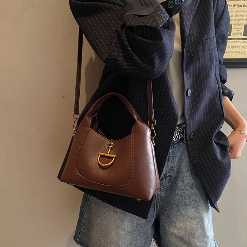 Luksusowa damska torba typu tote wykonana ze skóry w panterkę, o swobodnym, popularnym w Dublince, trwałym i lekkim wyglądzie. ​