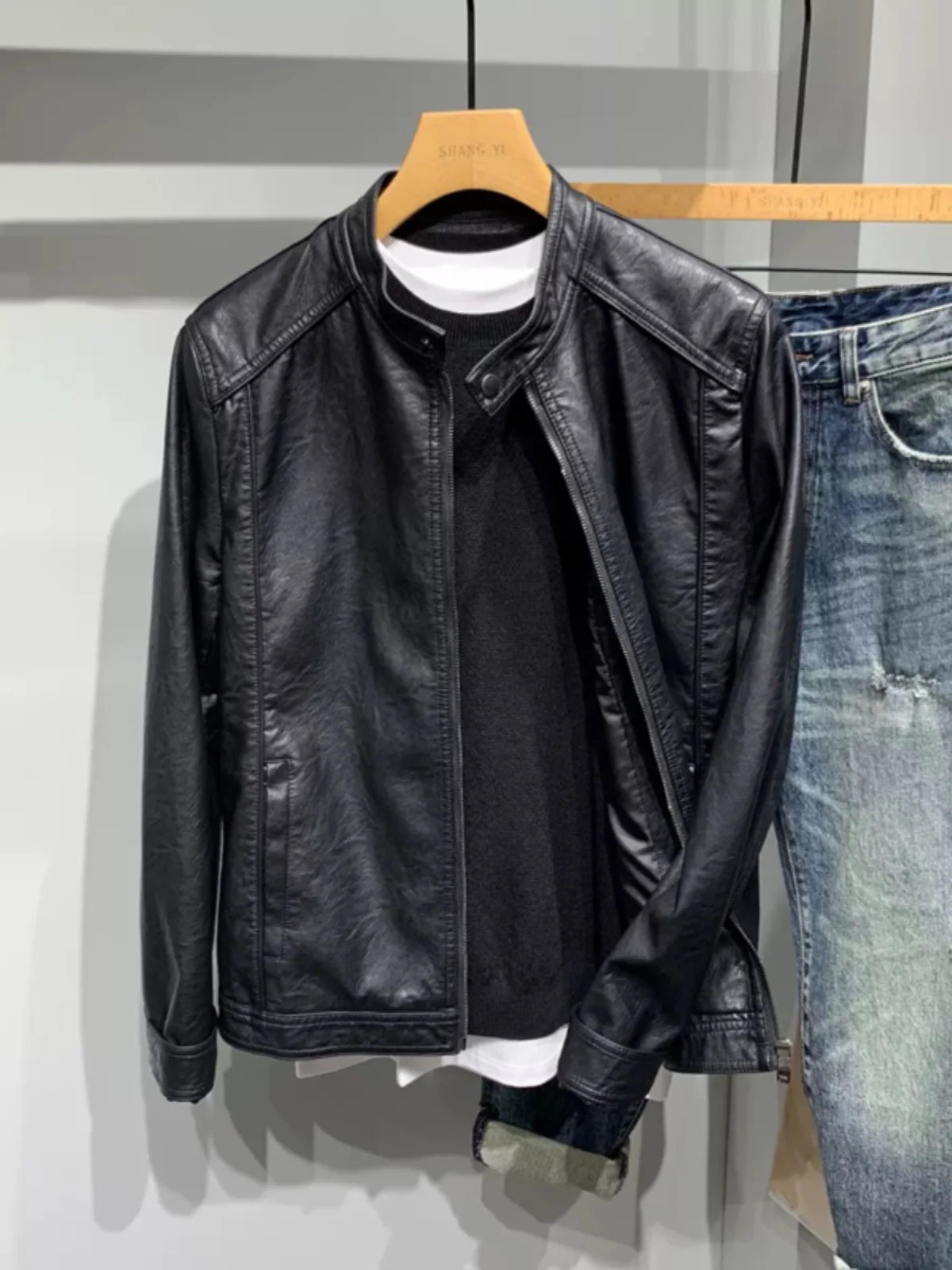 

Slim Fit Bla Stand Collar Motorcycle Jaet Youth Faionable PU Leather Coat for Men Autumn Season Casual Leisure Sle