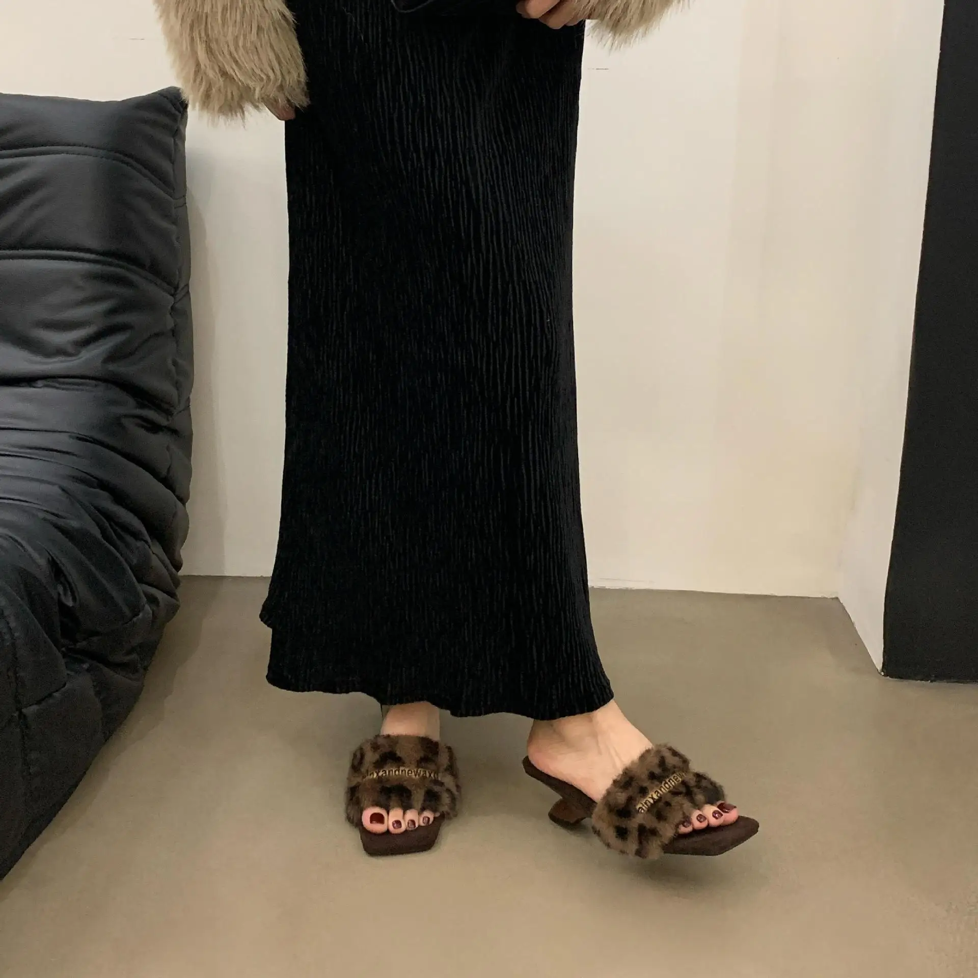 รองเท้า Flock Square Toe ต่ําสุภาพสตรีรองเท้าแตะรองเท้าแตะผู้หญิงบน Wedge Fur Flip Flops เสือดาว 2025 Plush Hoof รองเท้าส้นสูงยางเสือดาว