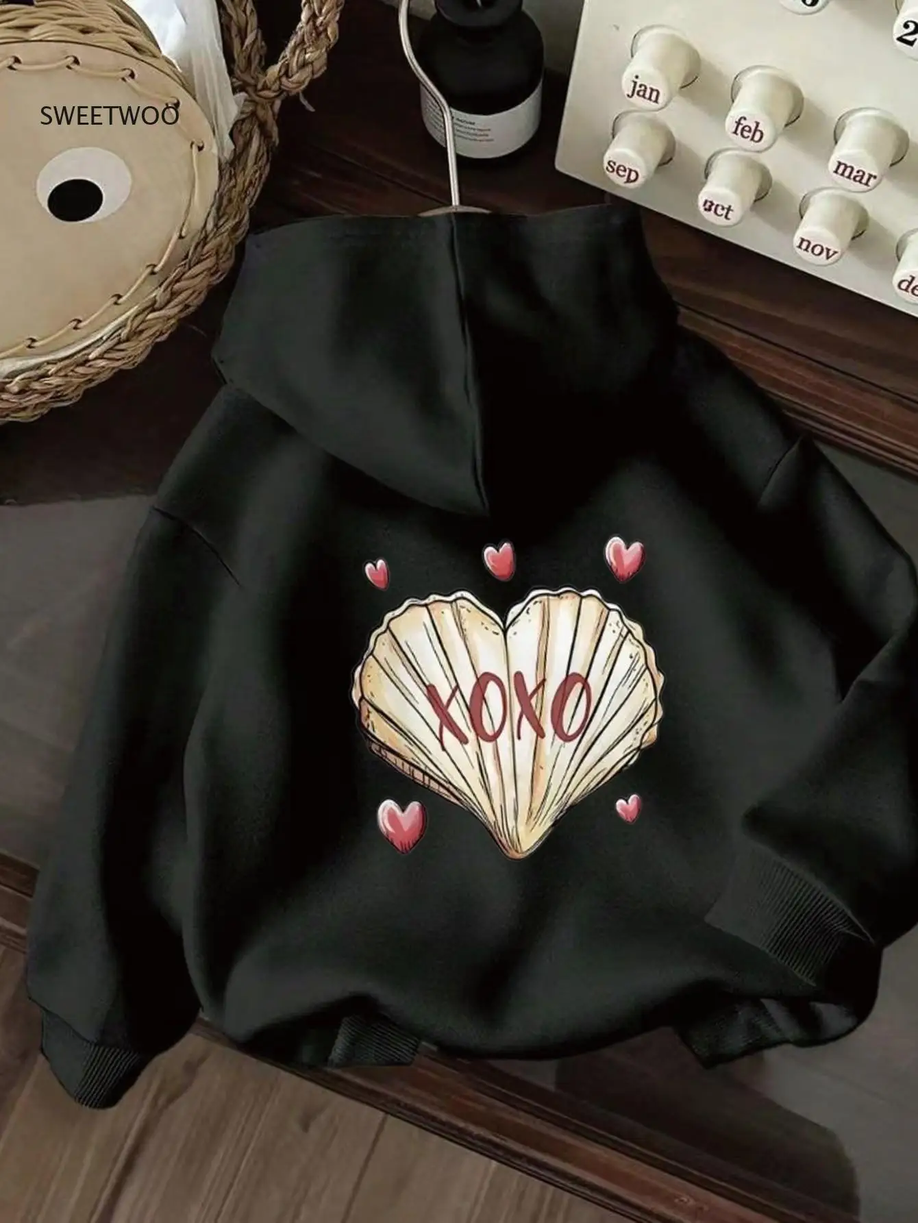 

Мужская толстовка с капюшоном с принтом — подходящая для всесезонного комфорта, минималистичный дизайн с розовым сердцем и ракушками, пуловер, который можно стирать в машине