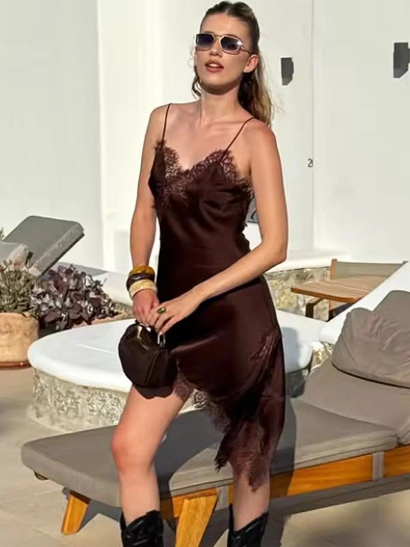 여성 섹시 새틴 홀터 드레스 패션 솔리드 컬러 민소매 백리스 드레스 2026 여름 비대칭 밑단 드레스 레이스 스플라이스 드레스