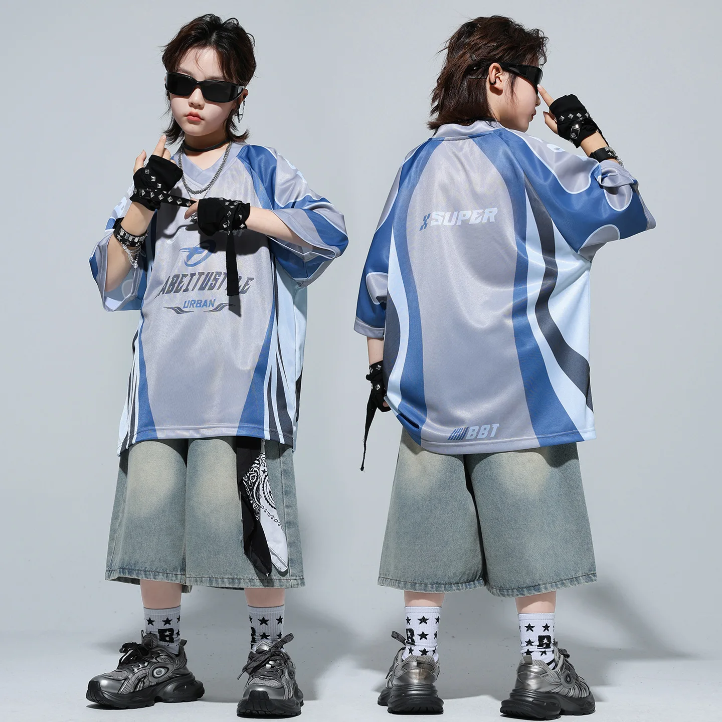

Детская одежда в стиле хип-хоп, серая, синяя, с v-образным вырезом, трикотажная футболка, повседневные джинсовые шорты для девочек и мальчиков, одежда для джазовых танцев, костюмная одежда