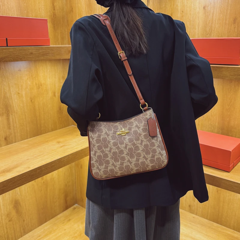 

Iconic Tote Designer Diaper Bag For Women Luxury Leather Crossbody Elegant Stylish Recognizable Silhouette