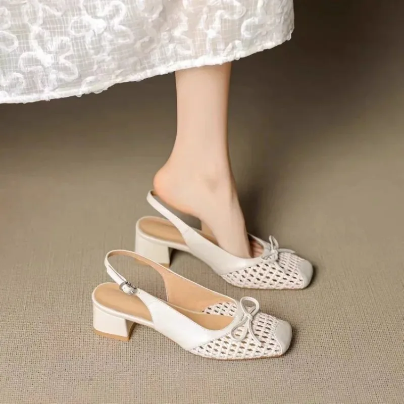 Baotou Kitten Heel Shoes Женские летние новые босоножки на блочном каблуке с бантом и вырезом с квадратным носком и одним ремешком