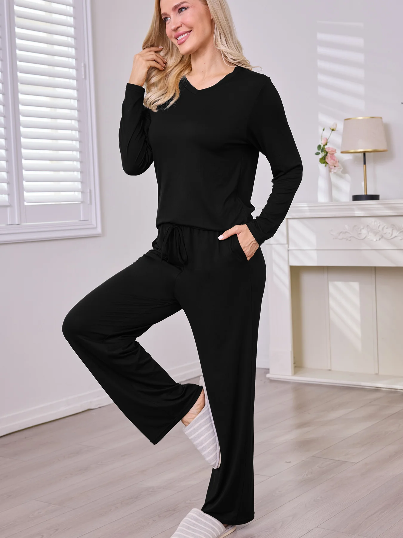 طقم بيجامة نسائي فائق النعومة ورقبة على شكل حرف V #1