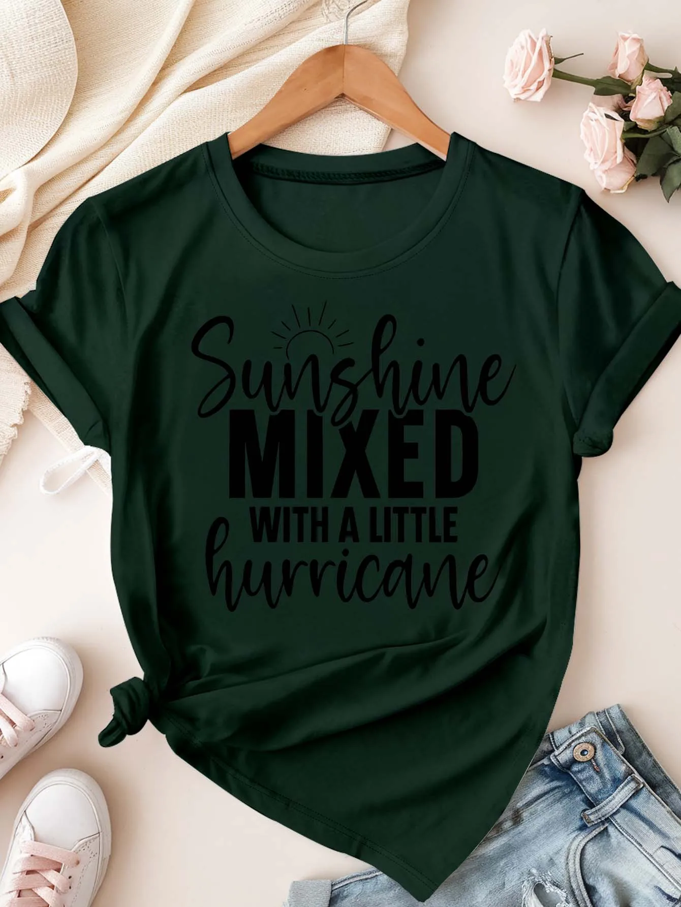 Sunshine taglie forti mescolato con una maglietta con slogan di un piccolo uragano per un'anima audace ed elegante