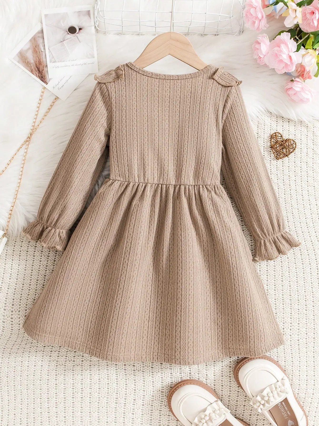 (131) Little Girls' Casual Textured Cable-Knit Ruffle Dress with Unique Pleats and Bow Design, Comfortable Fabric, Perfect for Family Gatherings, Holiday Celebrations, and Various Formal Occasions, Allowing Children to Show Their Pure and Elegant Nature. the Long-Sleeved A-Line Design Adds a Warm and Comfortable Feel, Suitable for Little Girls Aged 4-7.