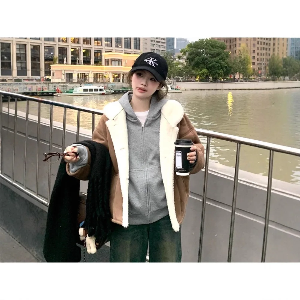 معاطف فرو شيربا الصناعية سترات من الفرو للنساء جيب بياقة مقلوبة وأكمام طويلة واحدة الصدر فضفاضة تناسب غير رسمية لخريف وشتاء 2025 #4