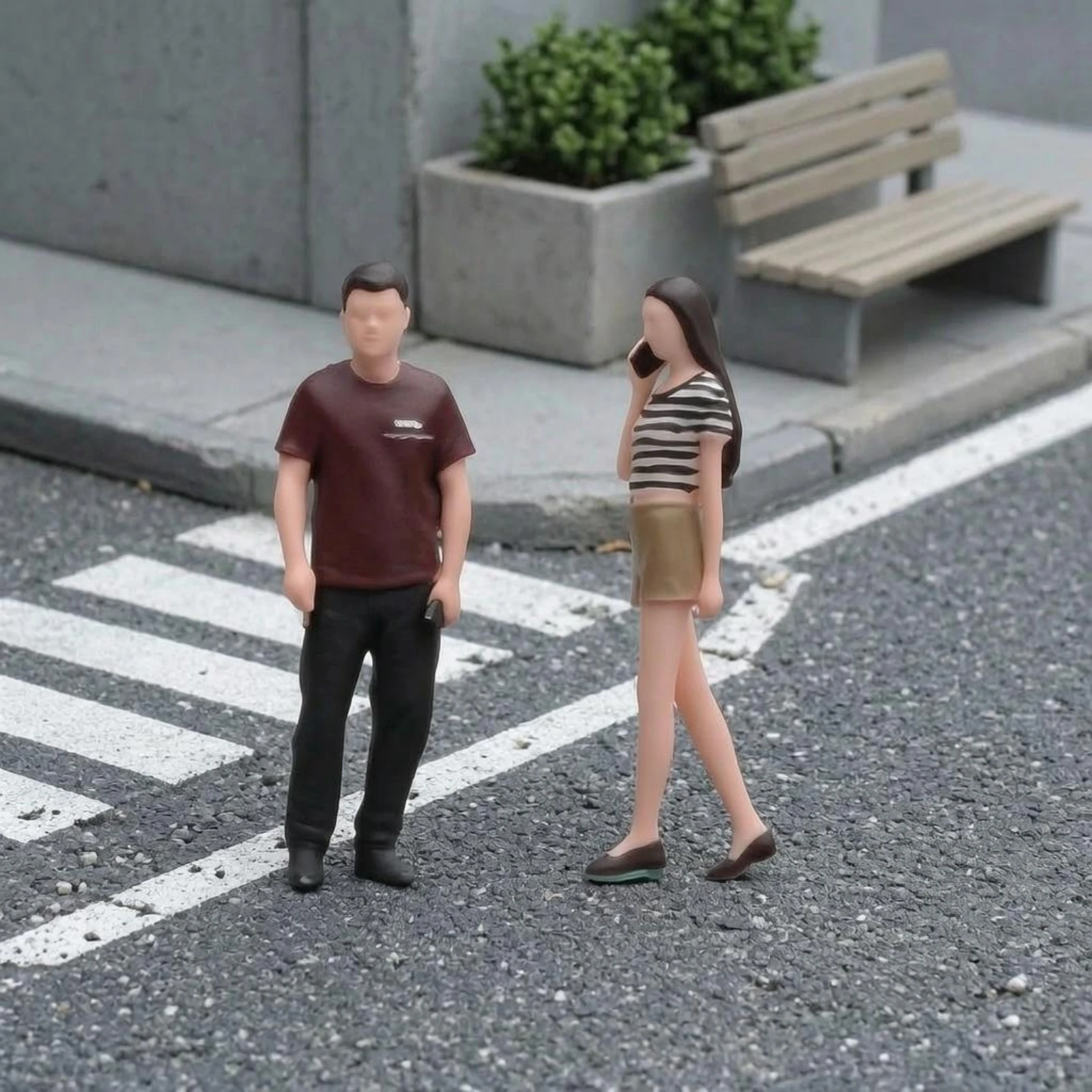 

2 Pieces Pedestrian Figurines 1/64 Scale Commuter Figurines Resin Figures Standing Mini Human Figures Miniature