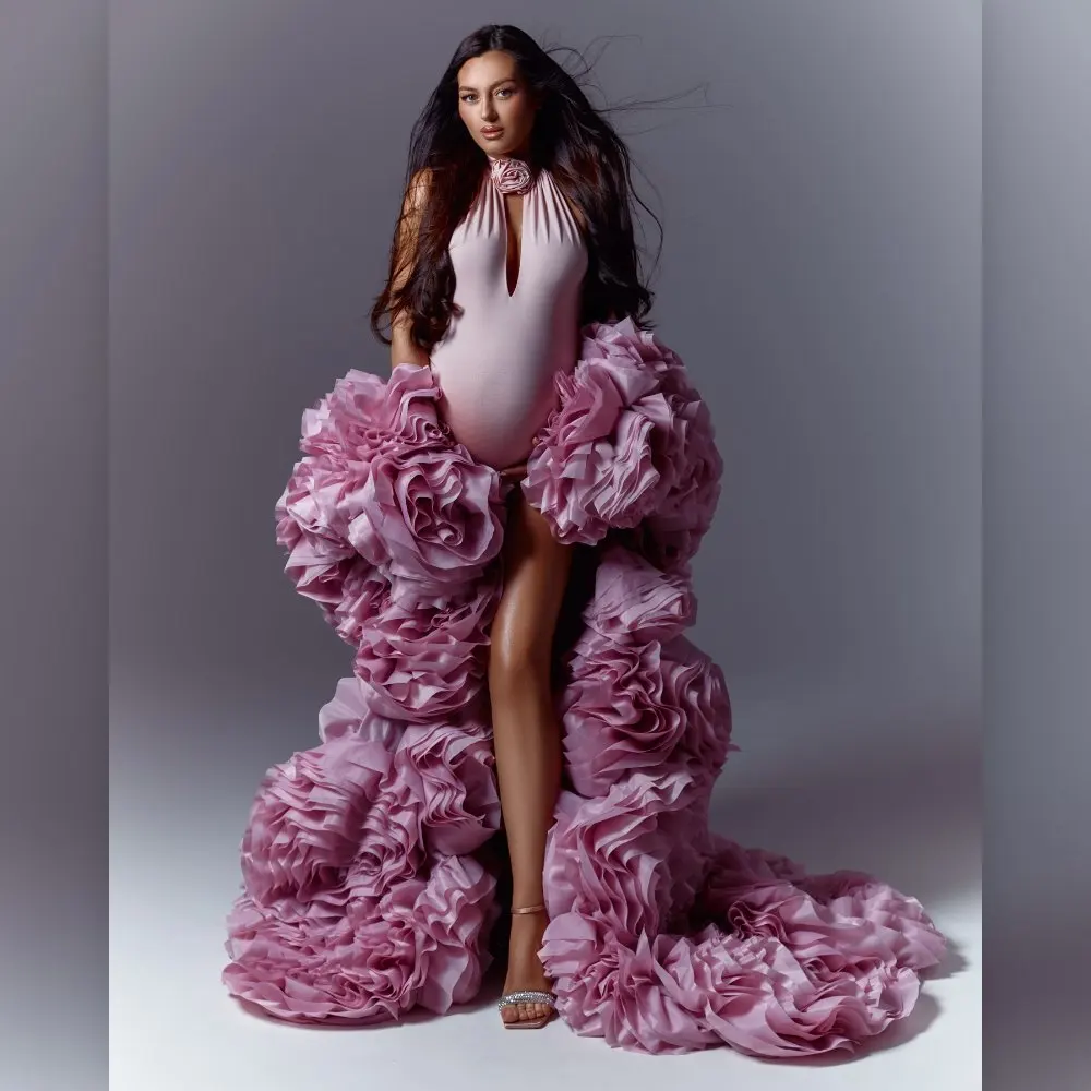 

Романтическое розовое платье с бретелькой на шее с рюшами и цветочными деталями роз. Платье в стиле бохо для отпуска. Облегающее платье со скульптурными лепестками. Юбка с рюшами.