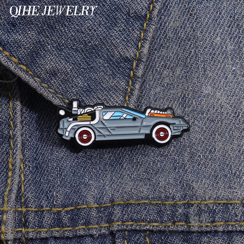 Retro Cartoon Sport Car Enamel Pin Science Fiction Movies Inspired Vehicle Brooch Jacket Lapel Badge Biżuteria Prezent dla przyjaciół