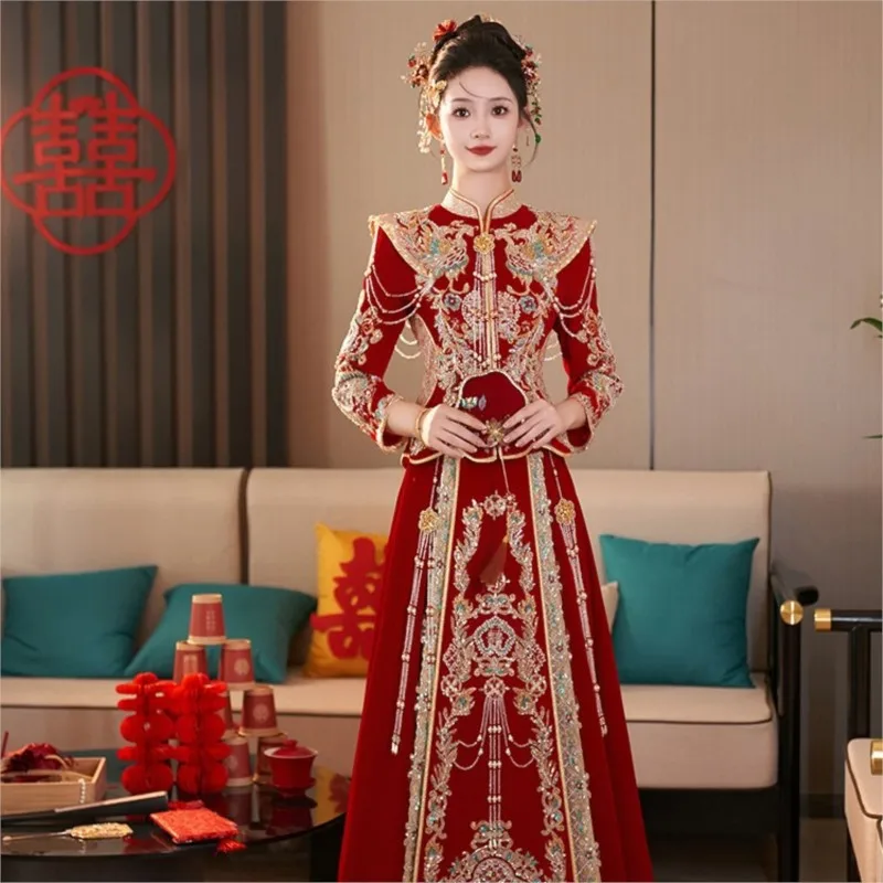 The new velvet toasting wedding dress is a Chinese-style
