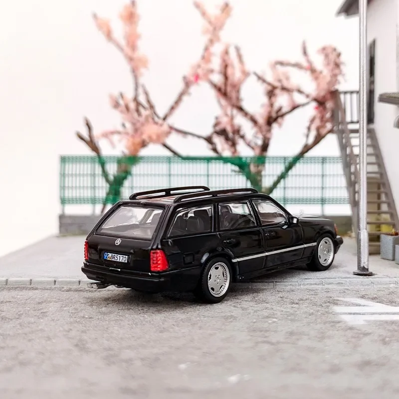 Sterfelijke Schaal 1/64 Mercedes Benz E300 S124 Limited Edition Legering Speelgoed Motorvoertuig Diecast Metaal Model Geschenken