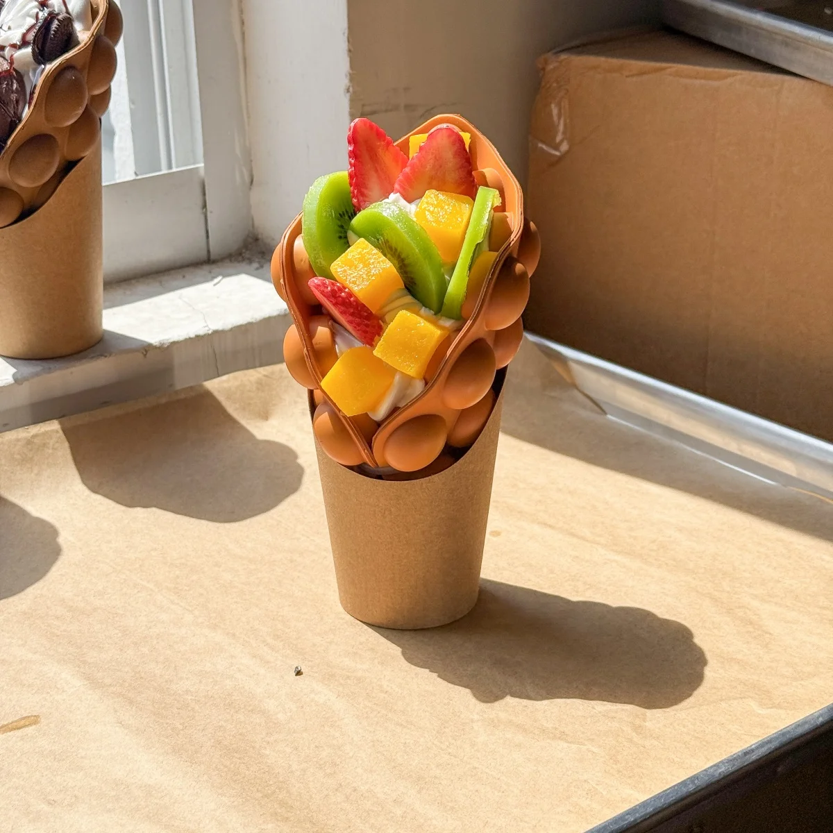 Simulierte Eiscreme-Frucht-Schokoladen-Ei-Waffel – verschiedene Geschmacksrichtungen, künstliches Dessert, Osterdekoration, Party-Foto-Requisite – Detail 4