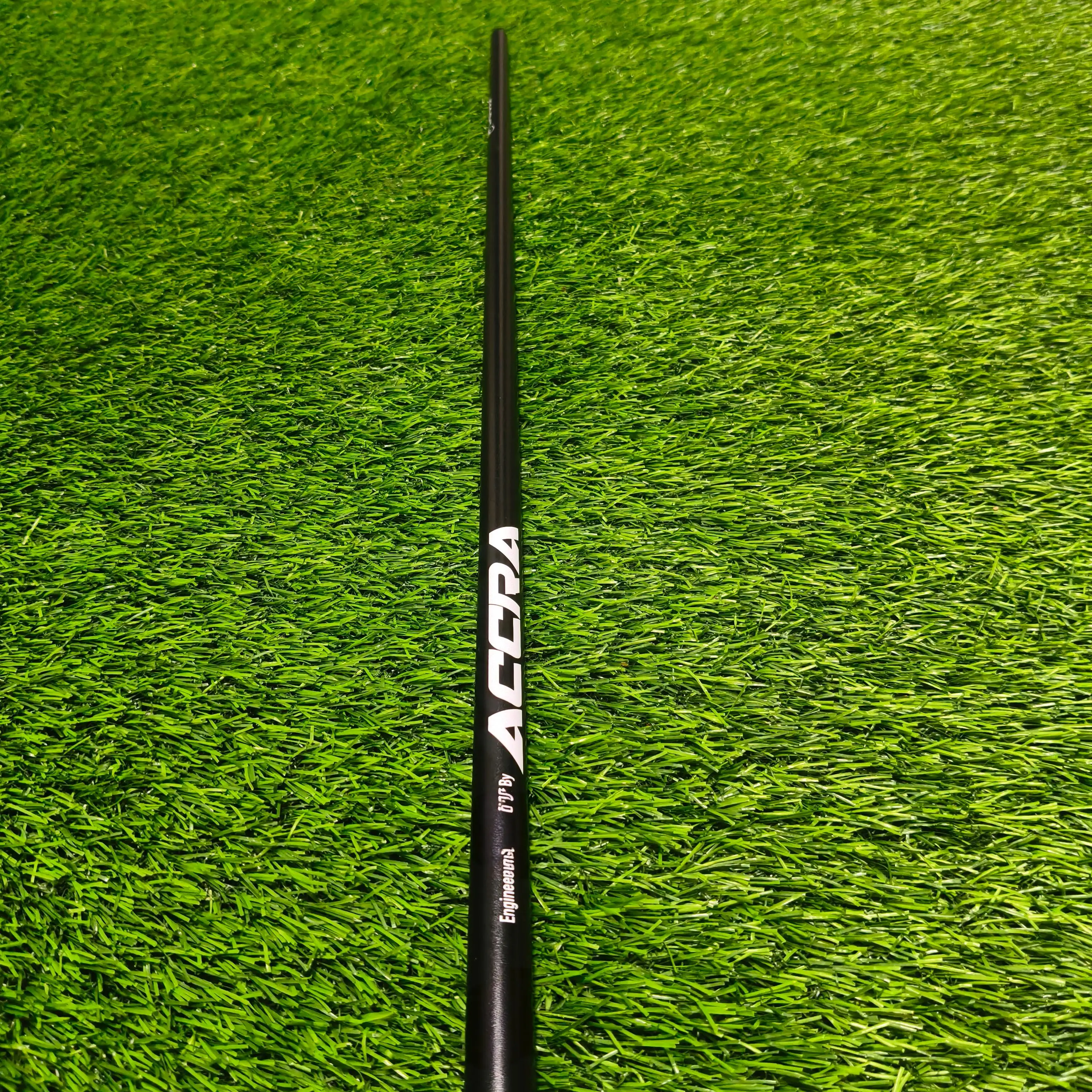 عمود دفع الجولف ACCRA قضيب جرافيت أسود/أبيض جسم قضيب الجرافيت، متوفر مع قبضة بيضاء أو سوداء