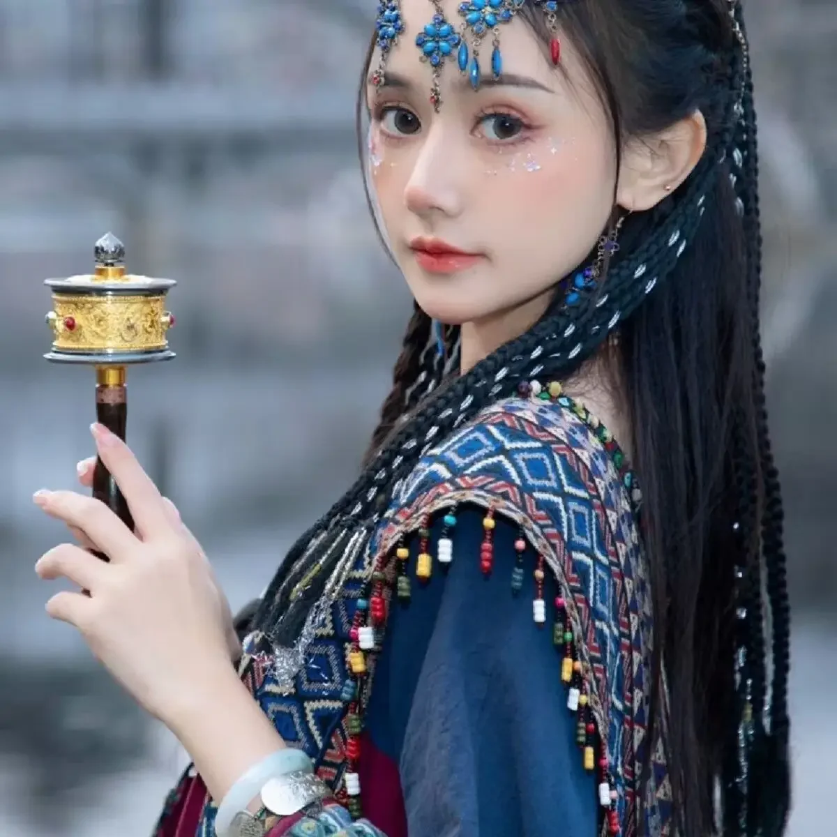 يانغ تشاويو لديه نفس الصديقة ملابس الفتيات مياو جيانغ، وأسلوب غريب، ونمط قديم وأسلوب عرقي