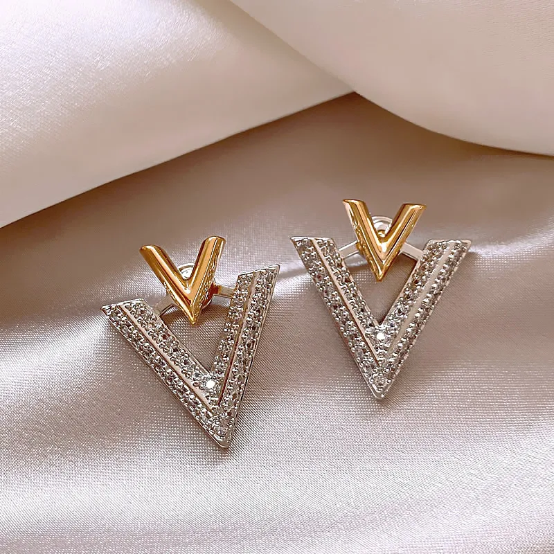 New full diamond V-stud 14K gold plated light luxury style before and after wearing earrings elegant ladies evening accessories