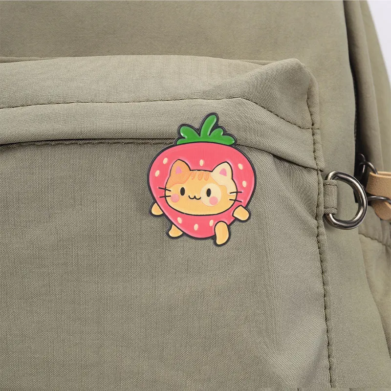 Cartoon-Erdbeer-Katzen-Emaille-Pin: Niedliche Frucht-Tier-Brosche mit Katzenköpfen, die aus roten Erdbeeren spucken – Dekoration für Rucksack und Jacke, Geschenk – Detail 7