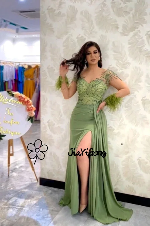 JiaYiGong 2026 رداء حفلات مثير أخضر مخصص ساحر على شكل حرف V كريستال مطرز بأكمام طويلة فتحة جانبية فستان سهرة JE12107