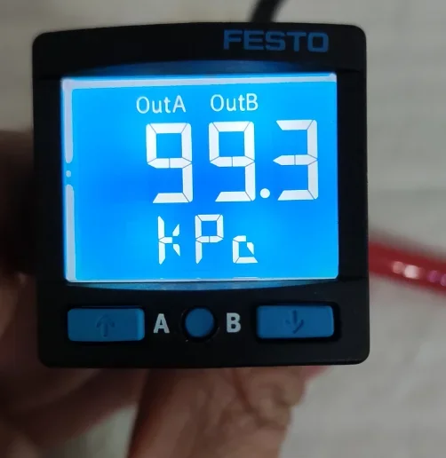 Gebrauchtes digitales Vakuummessgerät Manometer SPAN-B2R-G18M-PN-PN-L1