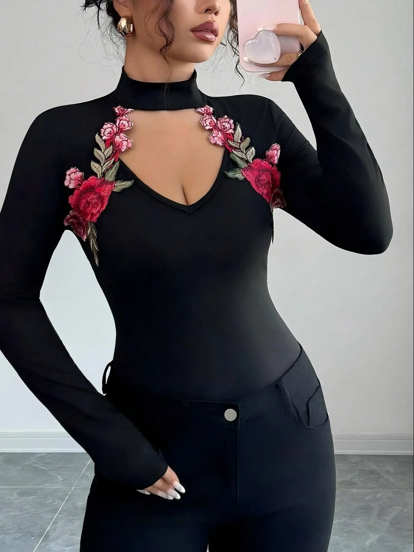 

2026,Новинка,Европейская,Одежда,Свободная,Футболка,Мода,Сексуальная,В-образный вырез,Вышивка,Женские,Топы,Длинный рукав,Универсальные,Тюны,511013