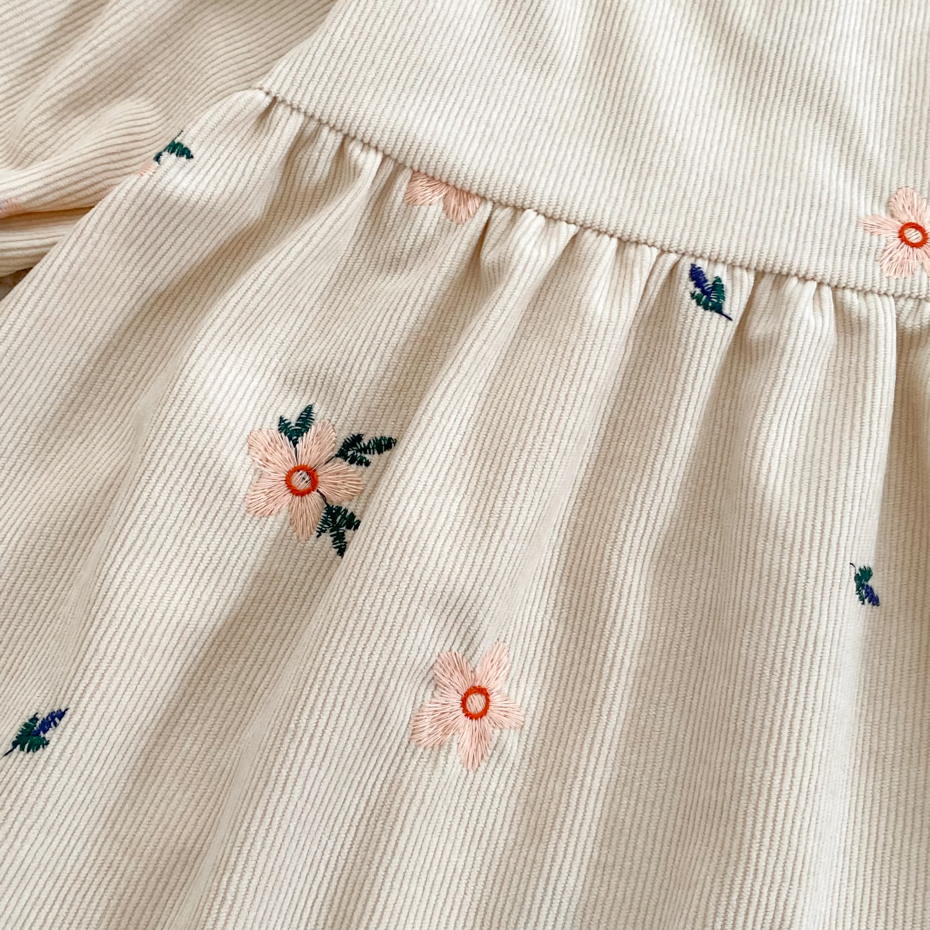2026 Neues Herbst-Winter-Kleid für Mädchen 2-6 Jahre, Cordkleid mit Blumenstickerei, Langen Puffärmeln und Rundhalsausschnitt, A-Linien-Kleid – Detail 14