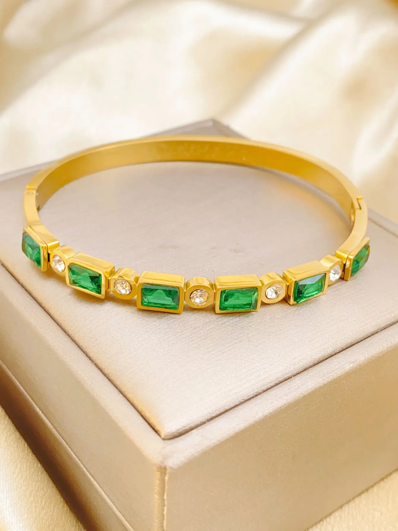 سوار من الفولاذ التيتانيوم للنساء ، الموضة