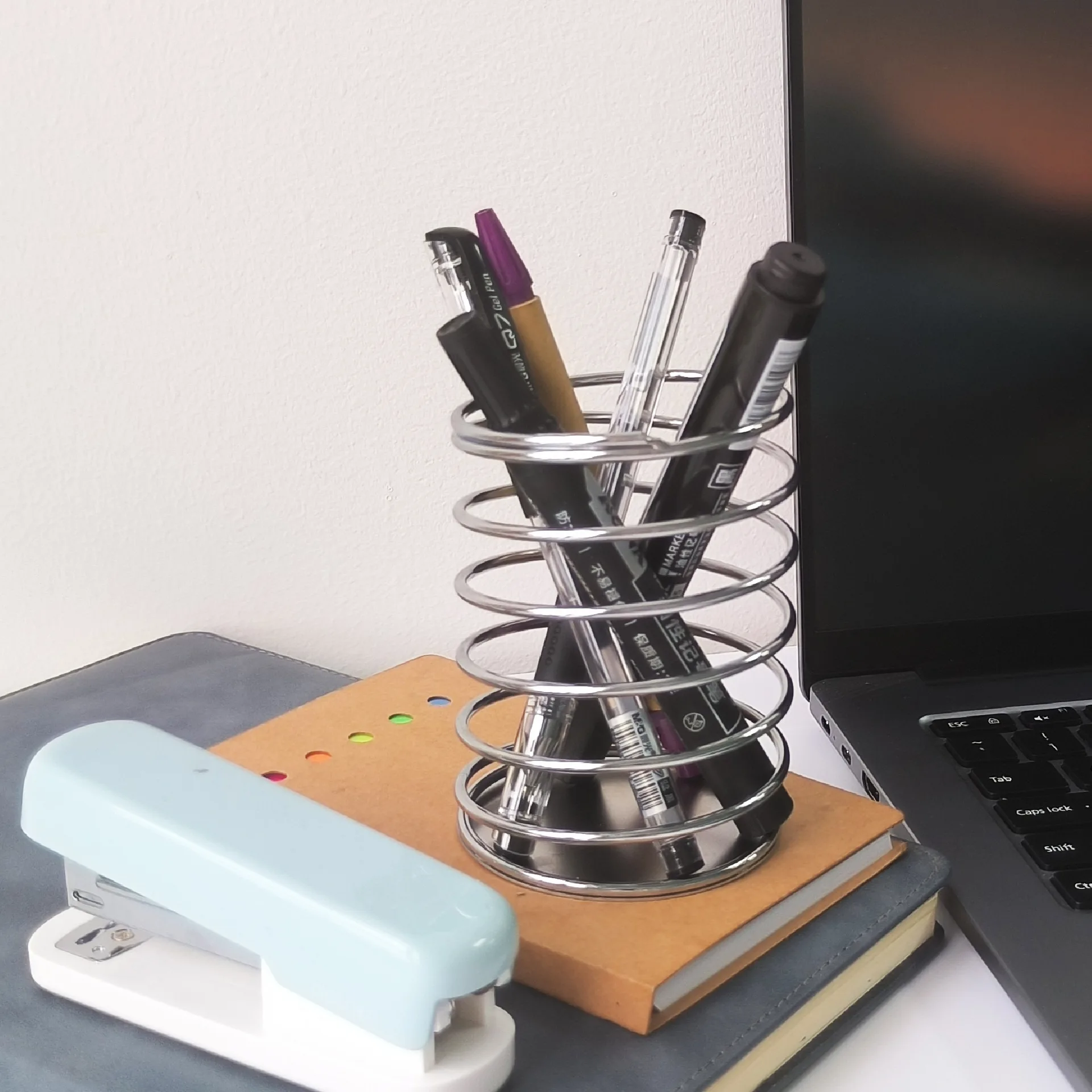 

New Hollowed-out Spring Pen Holder Iron Household Stationery Organizer Ins Multi-purpose Pen Container Organizer Office Supplies