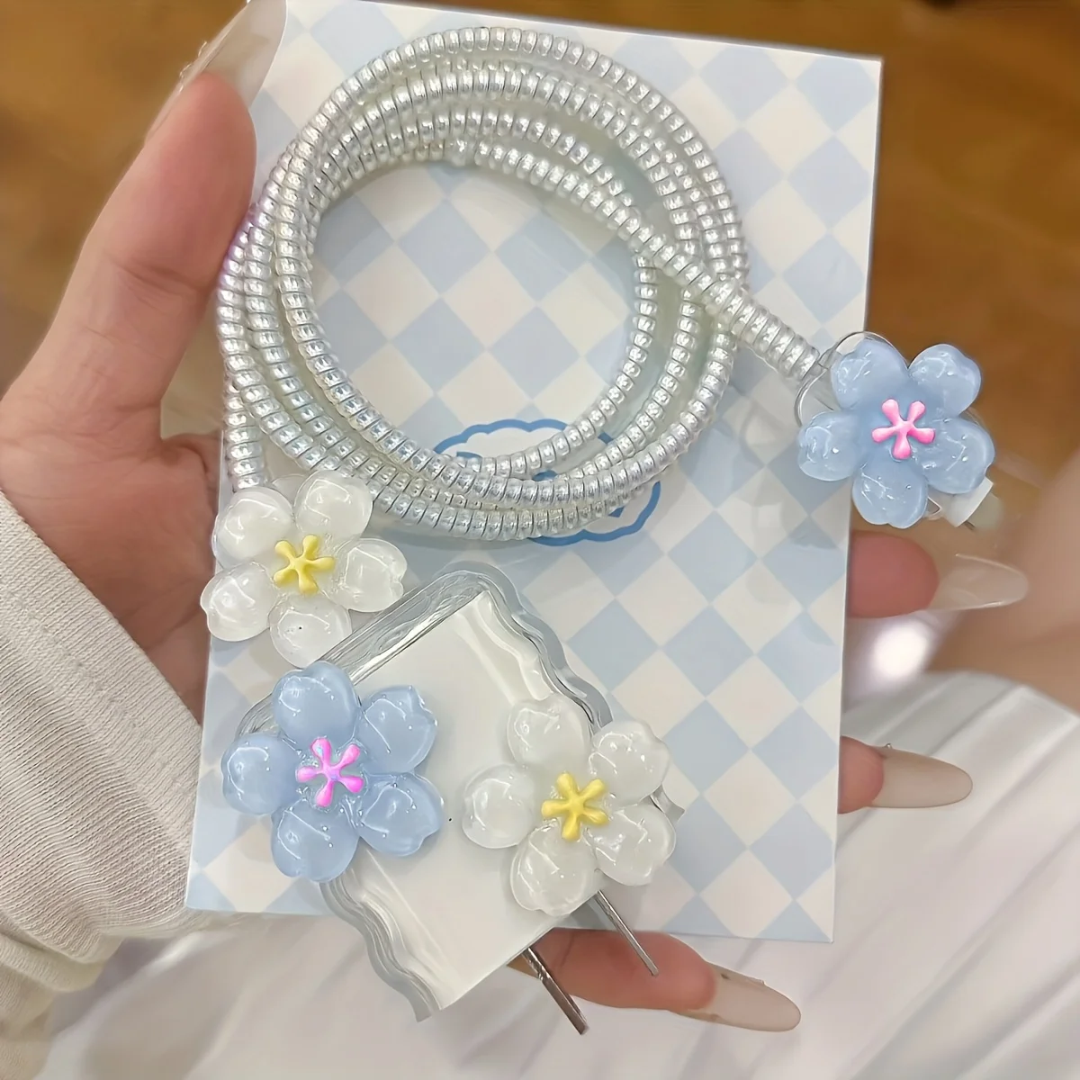 

Набор из 4 минималистичных защитных чехлов для кабелей с цветочным принтом, устойчивых к разрывам, стильных и долговечных, для защиты кабелей iPhone 15 Pro Max.