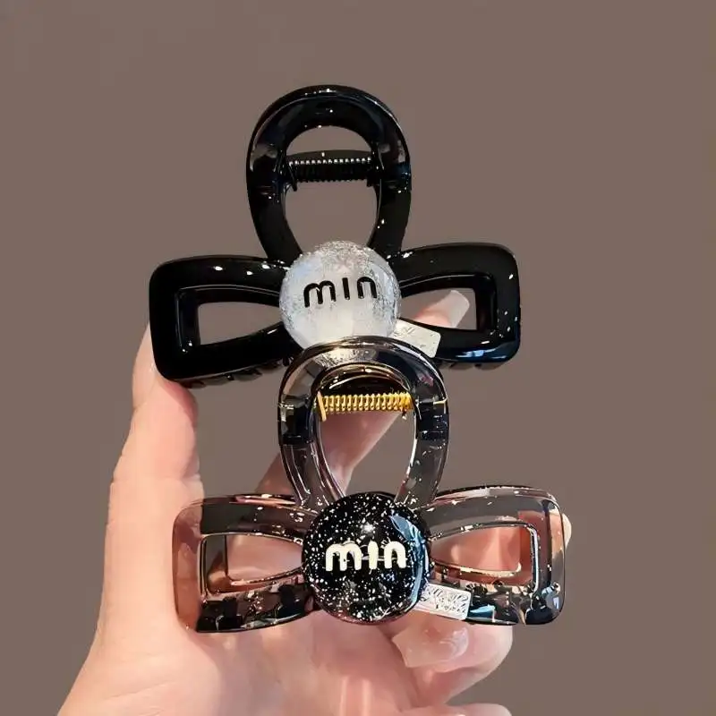 

New high-end luxury designer exquisite letter-style hairpin with retro style and classic niche fashion brand - shark clip