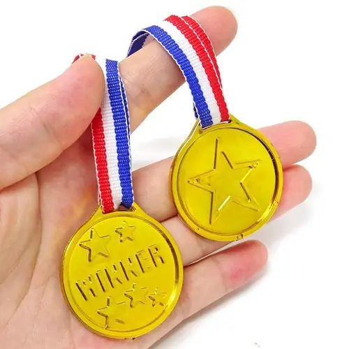 Imagen 2 del producto Medallas de premio de ganador de oro de plástico para niños, recuerdos de fiesta de cumpleaños, juguetes de premio de juego deportivo, relleno de piñata para fiesta de fútbol, 10/20 piezas