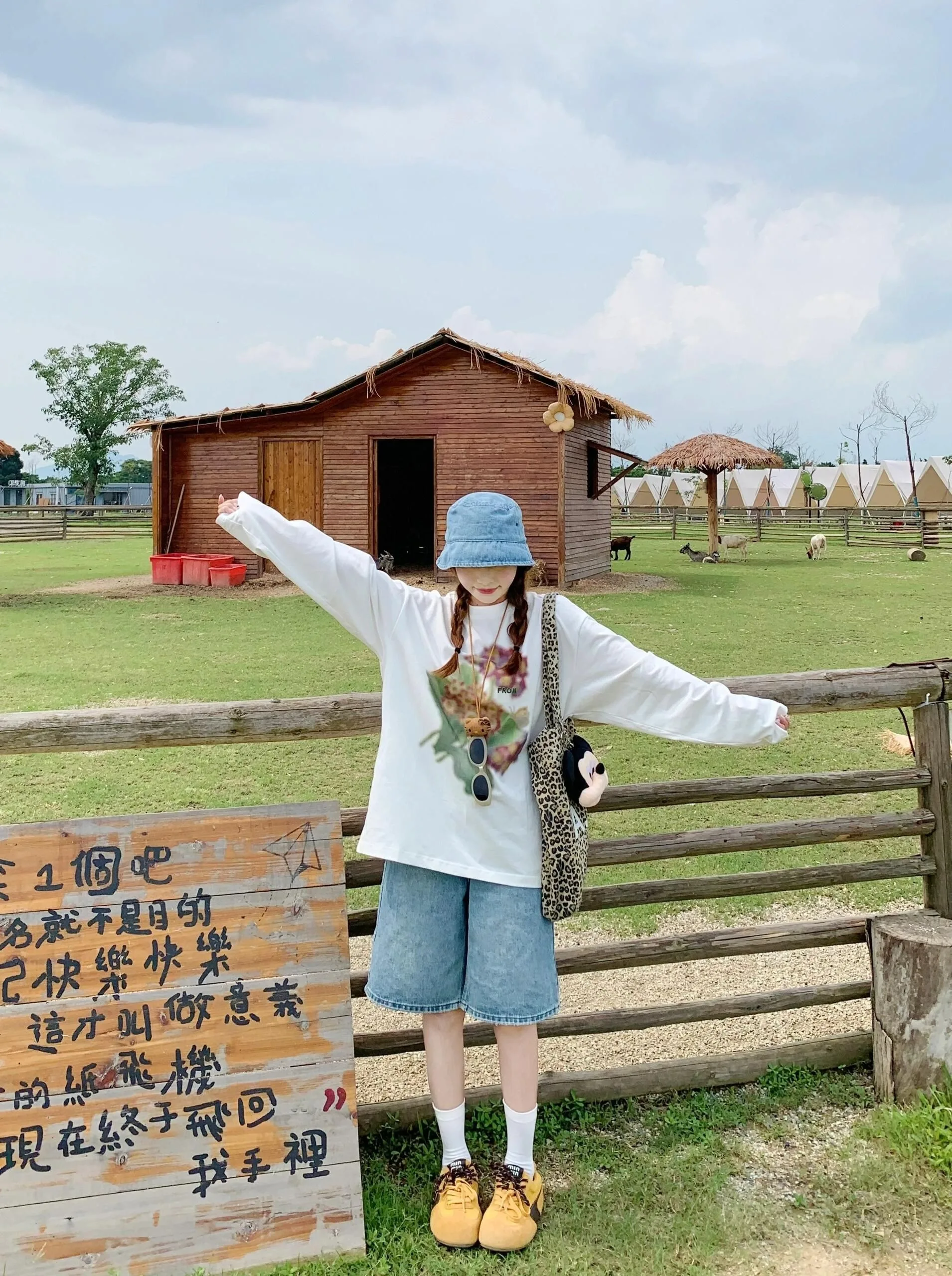 เสื้อยืดพิมพ์ลายดอกไม้สีขาวสำหรับผู้หญิง ฤดูใบไม้ร่วง ฤดูหนาว 2025 สไตล์เกาหลีใหม่ เสื้อยืดแขนยาวทรงหลวมลำลอง Y2k เสื้อผ้าผู้หญิง