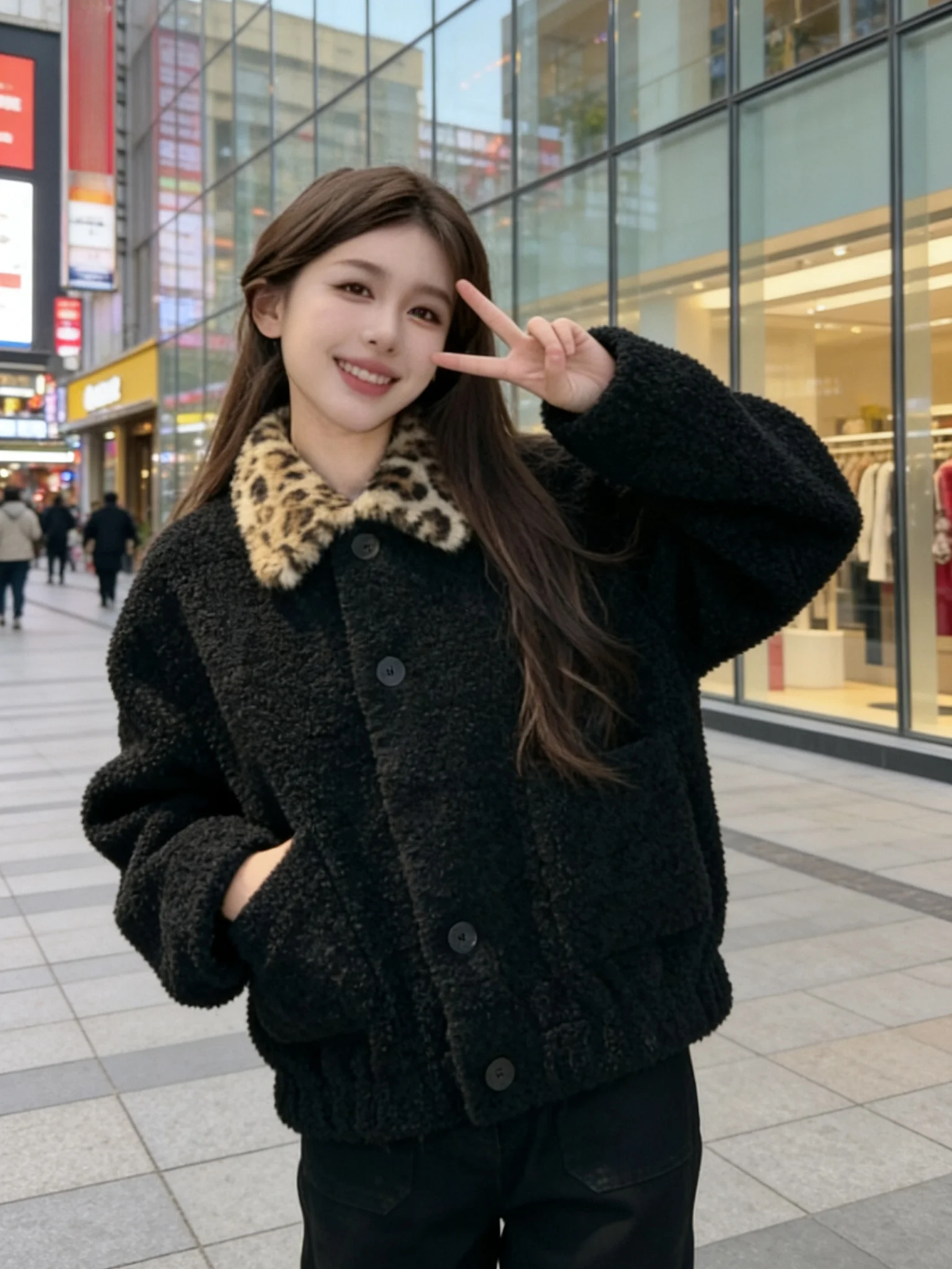 

Ladies Thickened Lamb Fur Jacket 2025 Winter Commute Style Loose Fit Contrast Color Collar Environmental Protection Short Coat