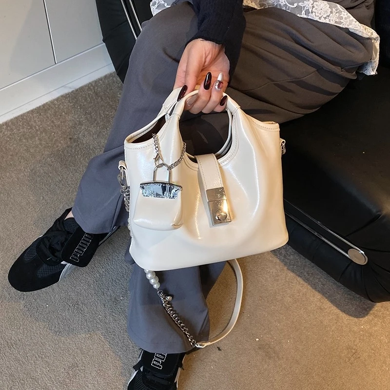 

High-end women's handbag2026New versatile shoulder and crossbody bag, trendy tote bag, large capacity, light luxury