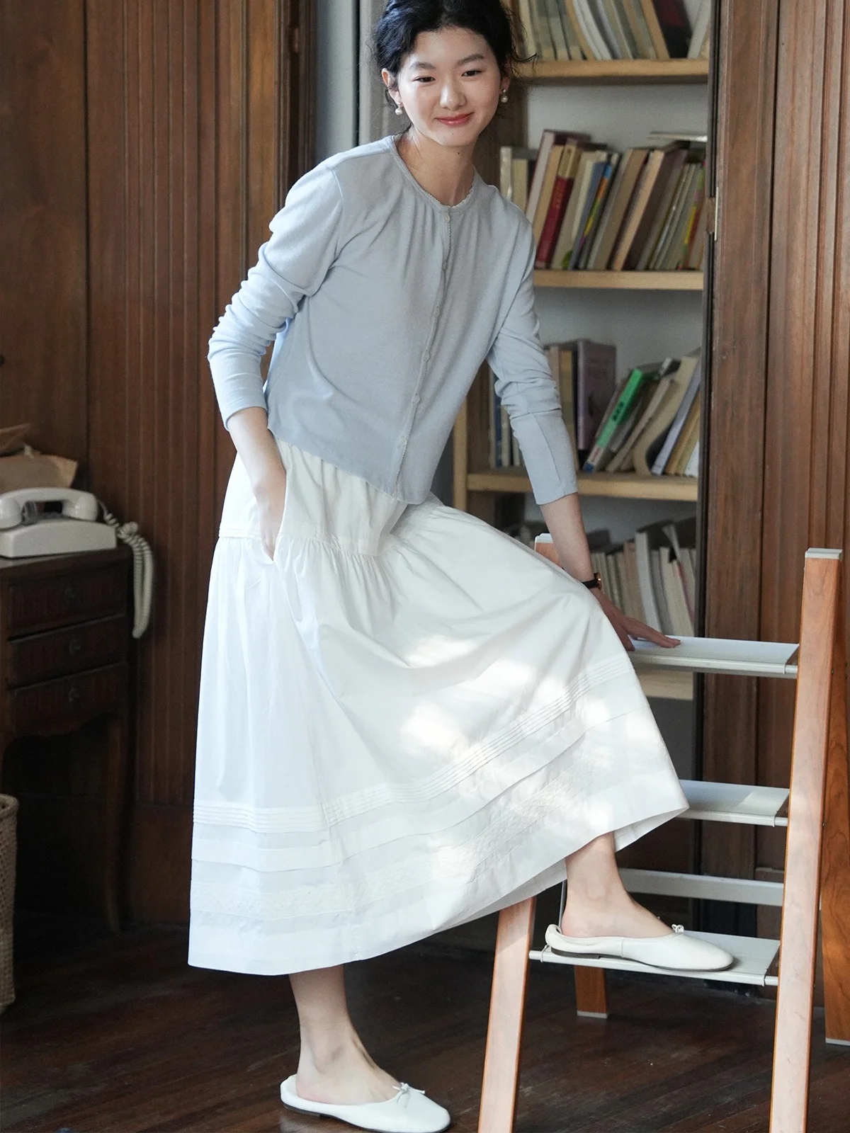 

Длинная юбка с эластичным поясом из чистого хлопка с кружевной отделкой для повседневной носки весной. Женская модная одежда для ежедневного гардероба.