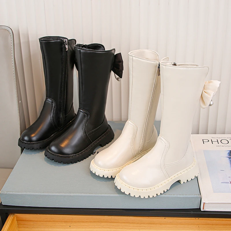 

Детские модные длинные сапоги с бантиками на спине. Детские сапоги принцессы однотонного цвета. Универсальные осенние новые высокие сапоги для девочек с круглым носком.