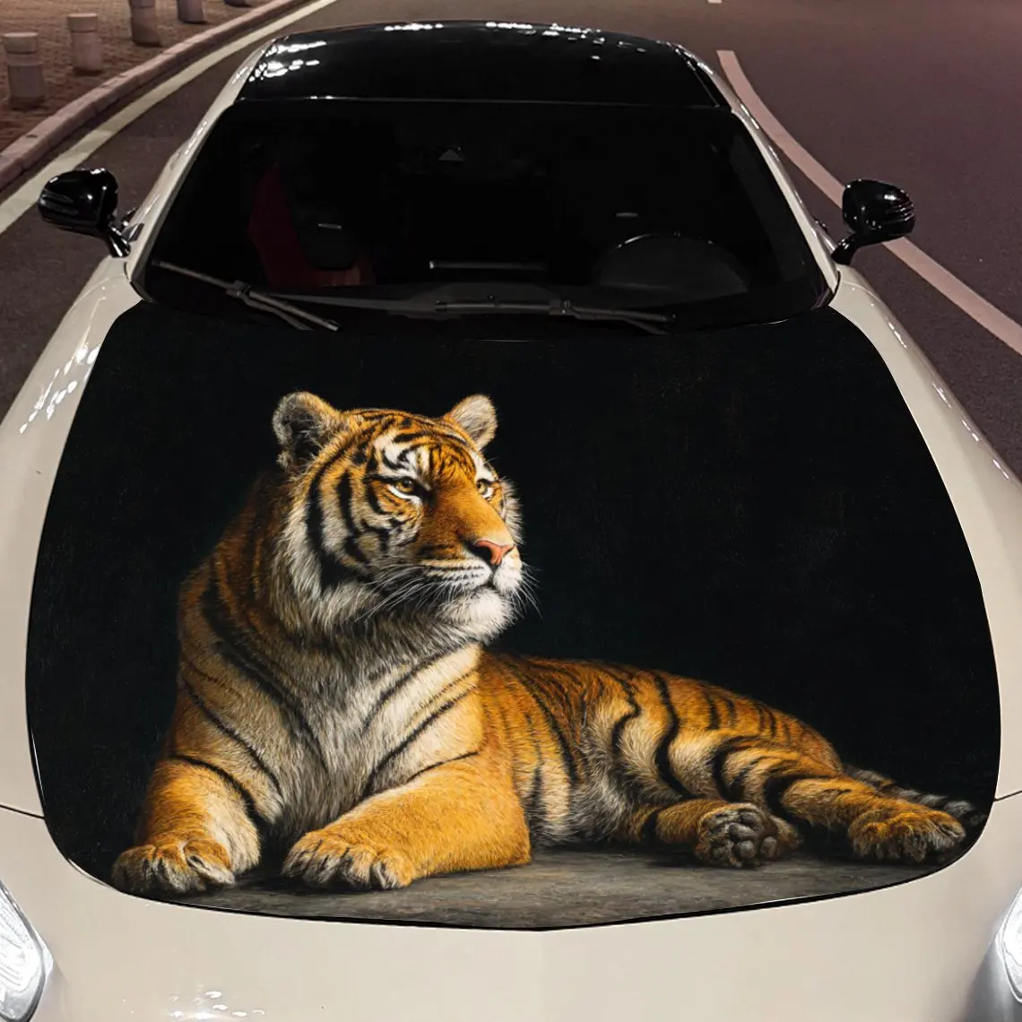 Autocollants de voiture un tigre qui exuse la digne calme et frappant le contraste contre un fond profond et sombre autocollant de capot de voiture, auto-étanche
