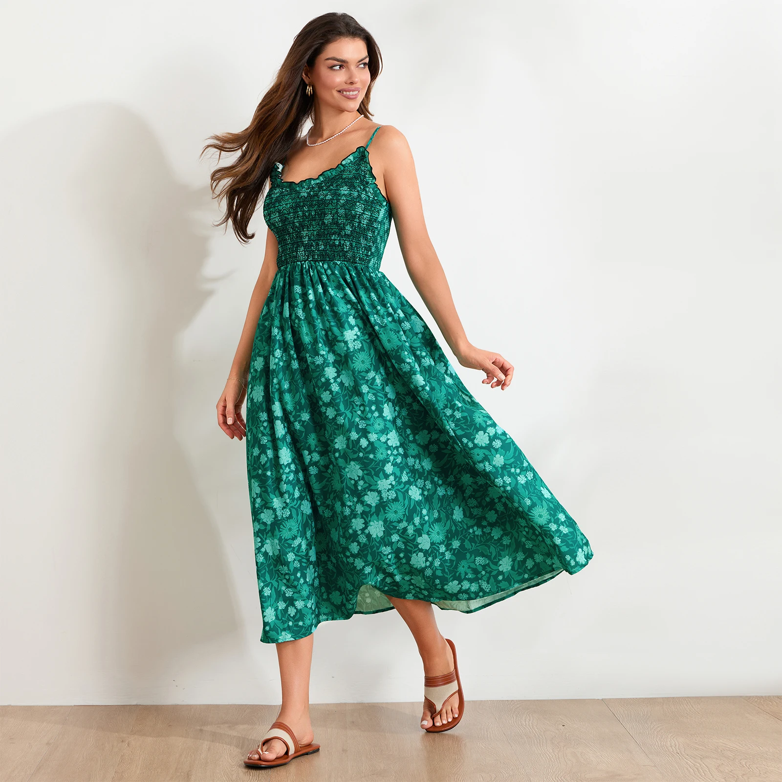 Robe trapèze longue smockée pour femmes, encolure dégagée avec bordure à volants, robe trapèze florale, bretelles spaghetti, dos nu