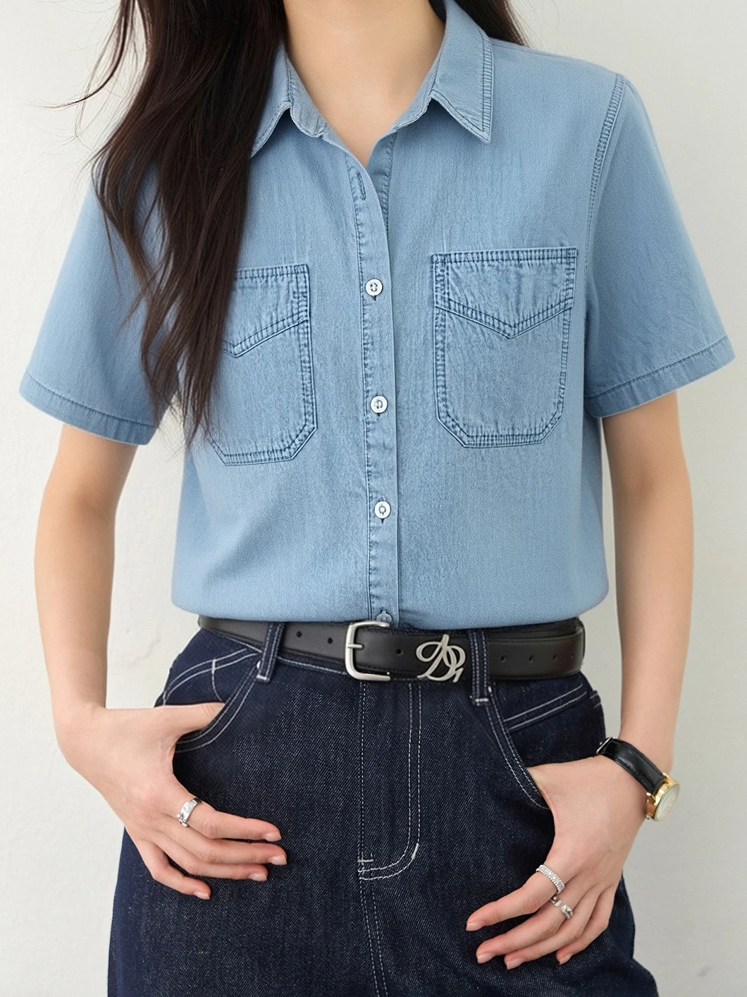 

Новая женская джинсовая рубашка с коротким рукавом 2026 года: модный топ с отложным воротником и карманами-карго, ретро-стиль, повседневная комфортная одежда для города