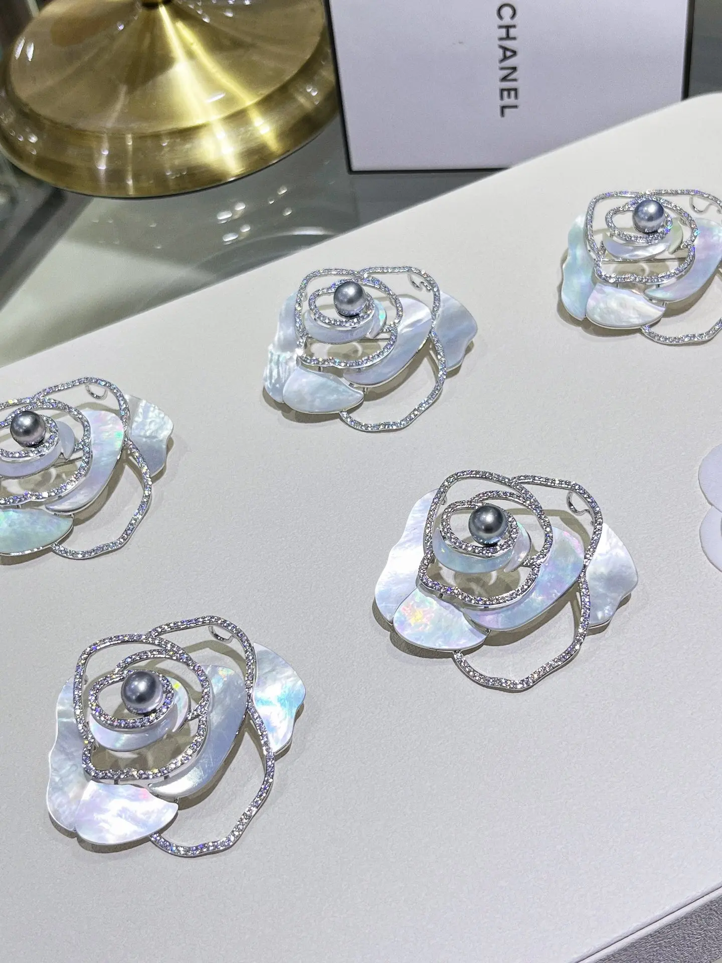 

XX26 Брошь с черным жемчугом и таитянской соленой водой 8-9 мм