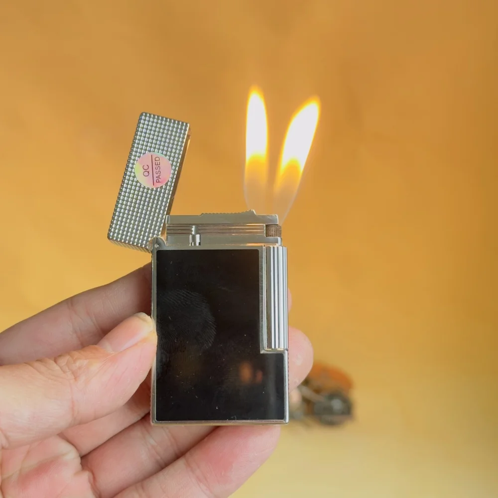 Dupont lighter De luxe merkaansteker is geklassieerd afgewerkt met lak en produceert een helder, scherp ontstekingsgeluid. perfect cadeau voor mannen. Dupont  Logo