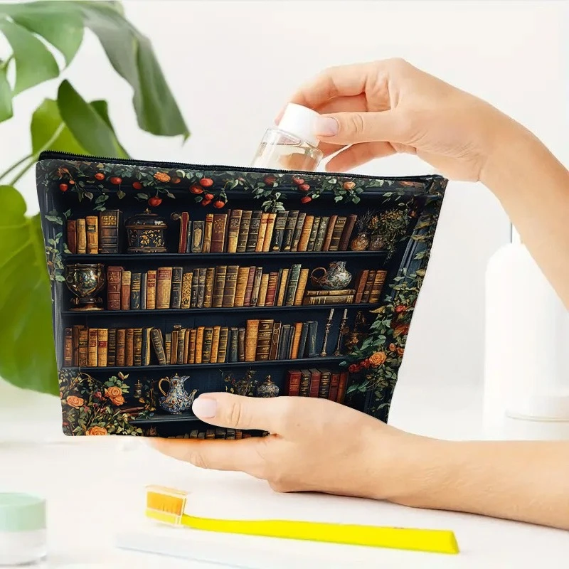 Damen-Kosmetiktasche aus Polyester, modische Bücherregal-Serie, geeignet für Urlaubsreisen im Freien und den täglichen Gebrauch – Detail 2